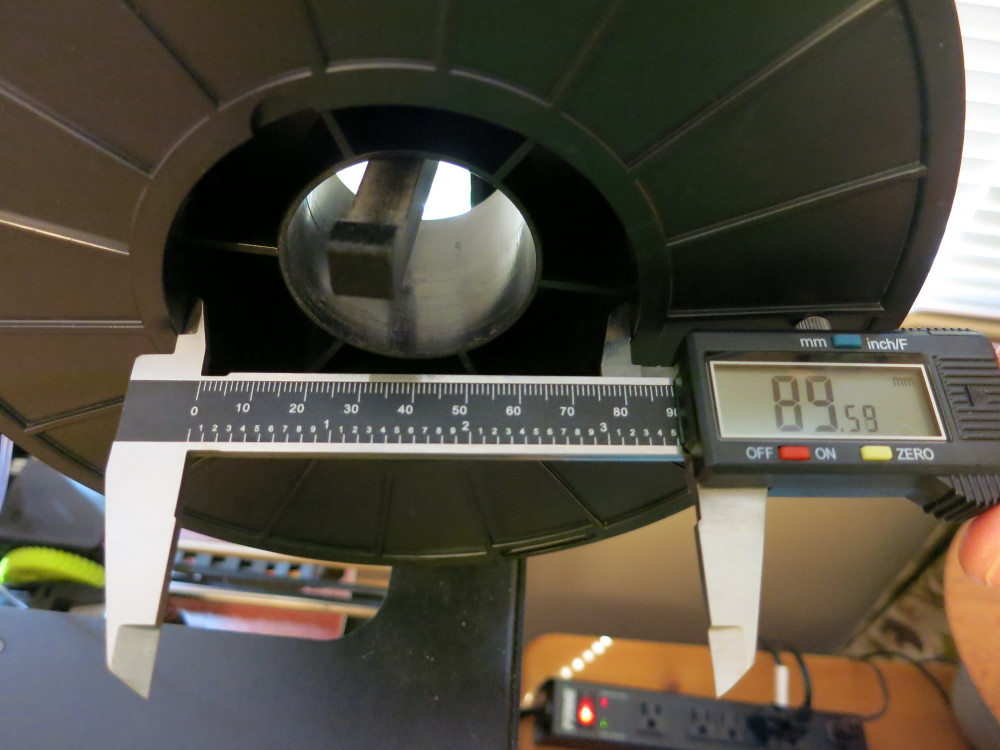 Measuring the reel hub diameter